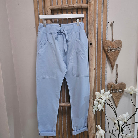 Joggpants mit tiefen Taschen "Hellblau"